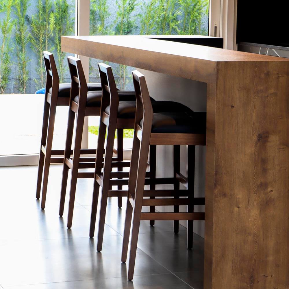 banquetas-thonet-lamina-natural-nogueira-couro-bancada-decor (1)