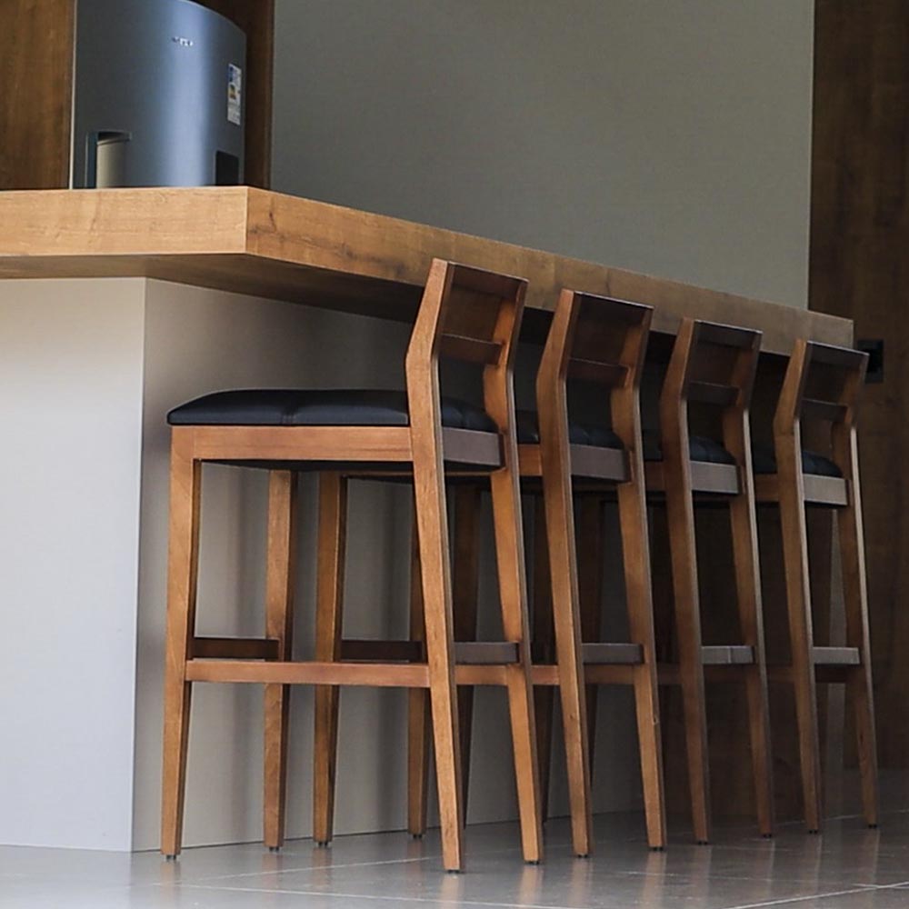 banquetas-thonet-lamina-natural-nogueira-couro-bancada-decor3